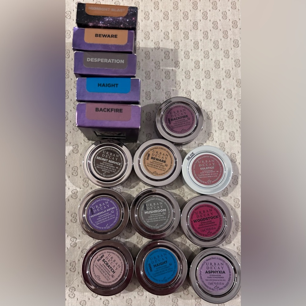 Urban Decay 
Sold individual 
Eyeshadows 
5 New in Box
11 New without Box